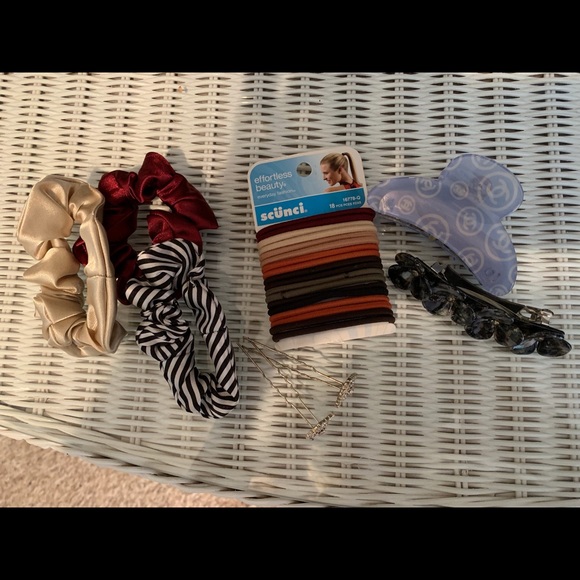 SOLD Hair accessories - Picture 3 of 9